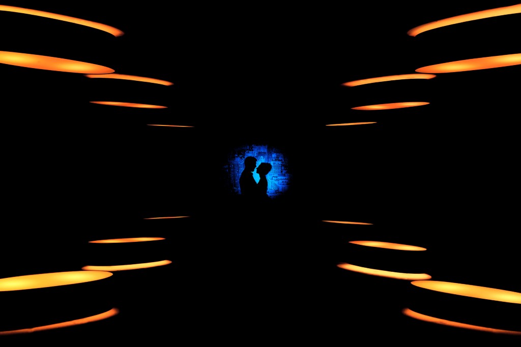 Photo de couple réalisée avec un flash déporté, la silhouette d'un couple se détache d'une photo de New York