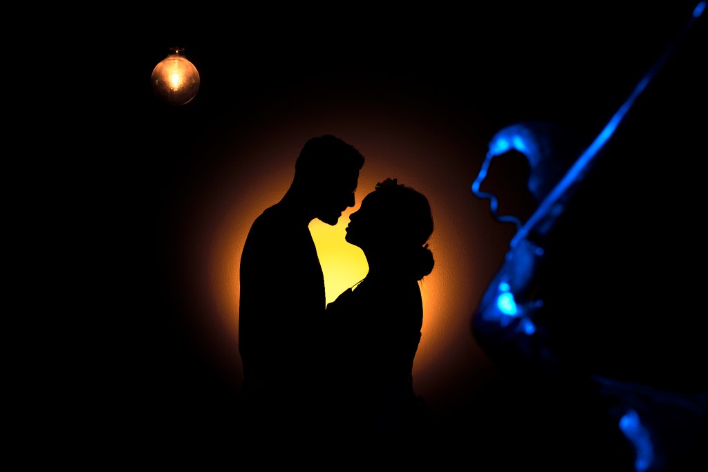 Silhouette d'un couple et d'une danseuse, pendant un mariage à Angers