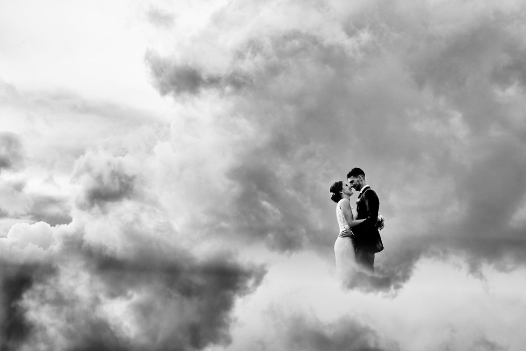 Couple de mariés dans les nuages, pendant un mariage en Ile-de-France