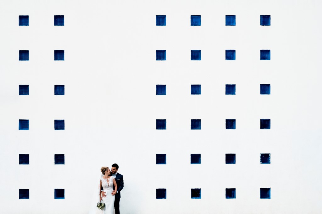 Photo de mariage graphique blanche avec des carrés bleus prise à Rouen