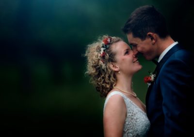 Photo d'un couple se regardant les yeux dans les yeux en souriant. Photo prise lors d'un mariage en Alsace non loin de Sélestat