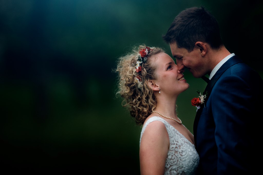 Photo d'un couple se regardant les yeux dans les yeux en souriant. Photo prise lors d'un mariage en Alsace non loin de Sélestat