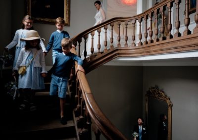 descente de l'escalier du chateau bayard par la mariée et les enfants d'honneur. Le marié attend en bas de l'escalier