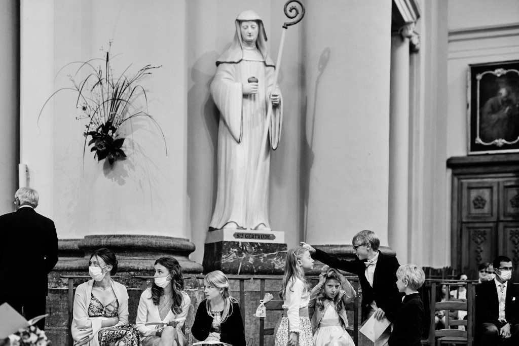 Enfants lors d'un mariage à l'Eglise en Belgique