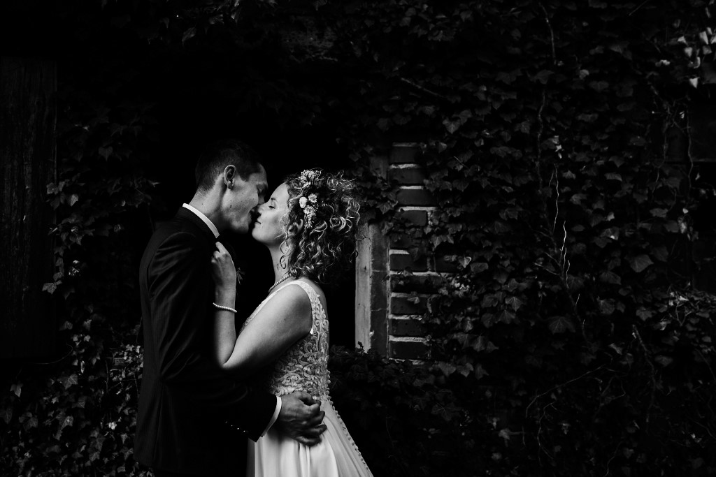 Photo en noir et blanc d'un couple s'embrassant avec passion lors d'un mariage non loin de Haguenau