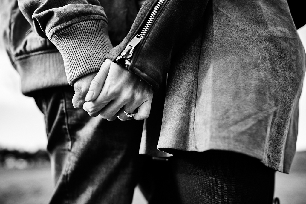 couple se tenant la main pendant une séance photo