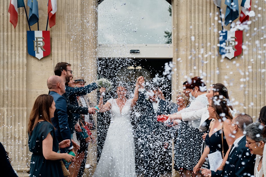photographe de mariage à Bordeaux, sortie de mairie sous les confettis à Ambares Lagrave