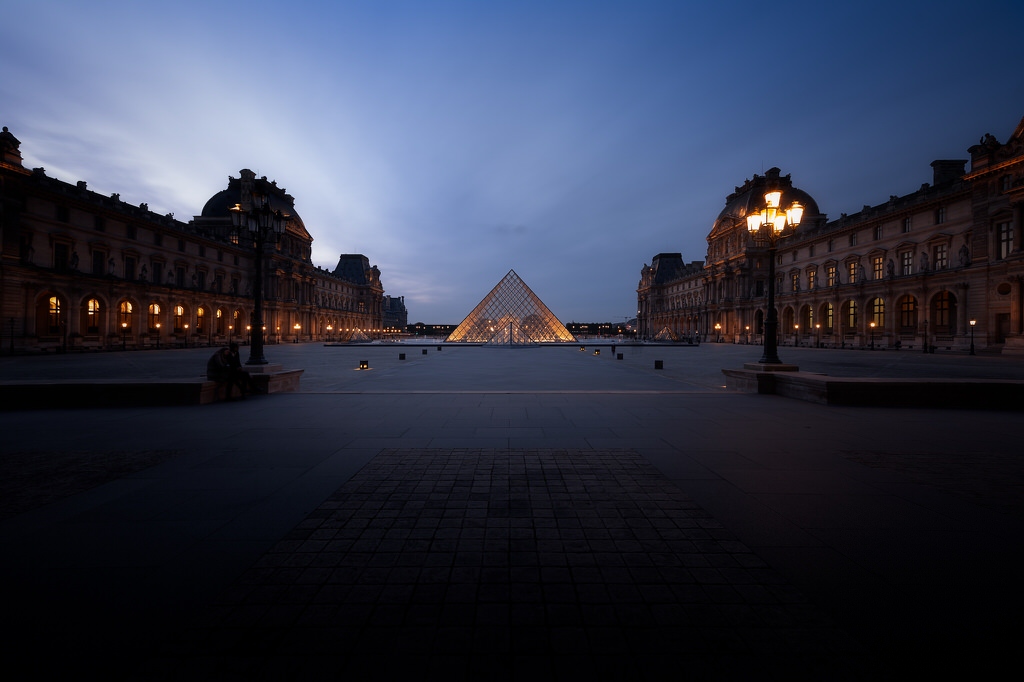 Photographer in Paris : the Louvre