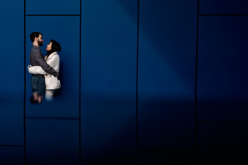 Couple se faisant face, devant un mur bleu, lors d'une séance photo à Montpellier