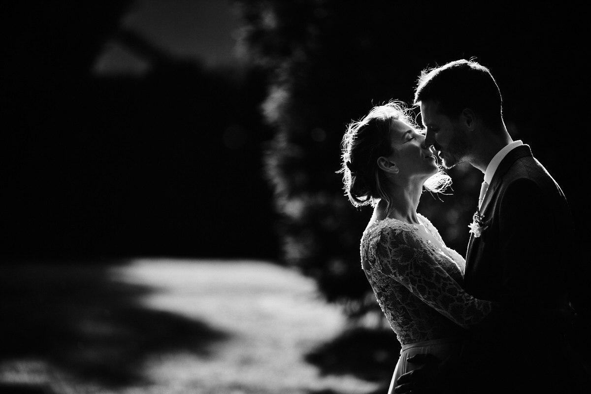 Photo d'un couple à l'heure dorée en noir et blanc