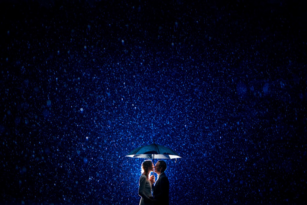 Photo d'un couple sous un parapluie
