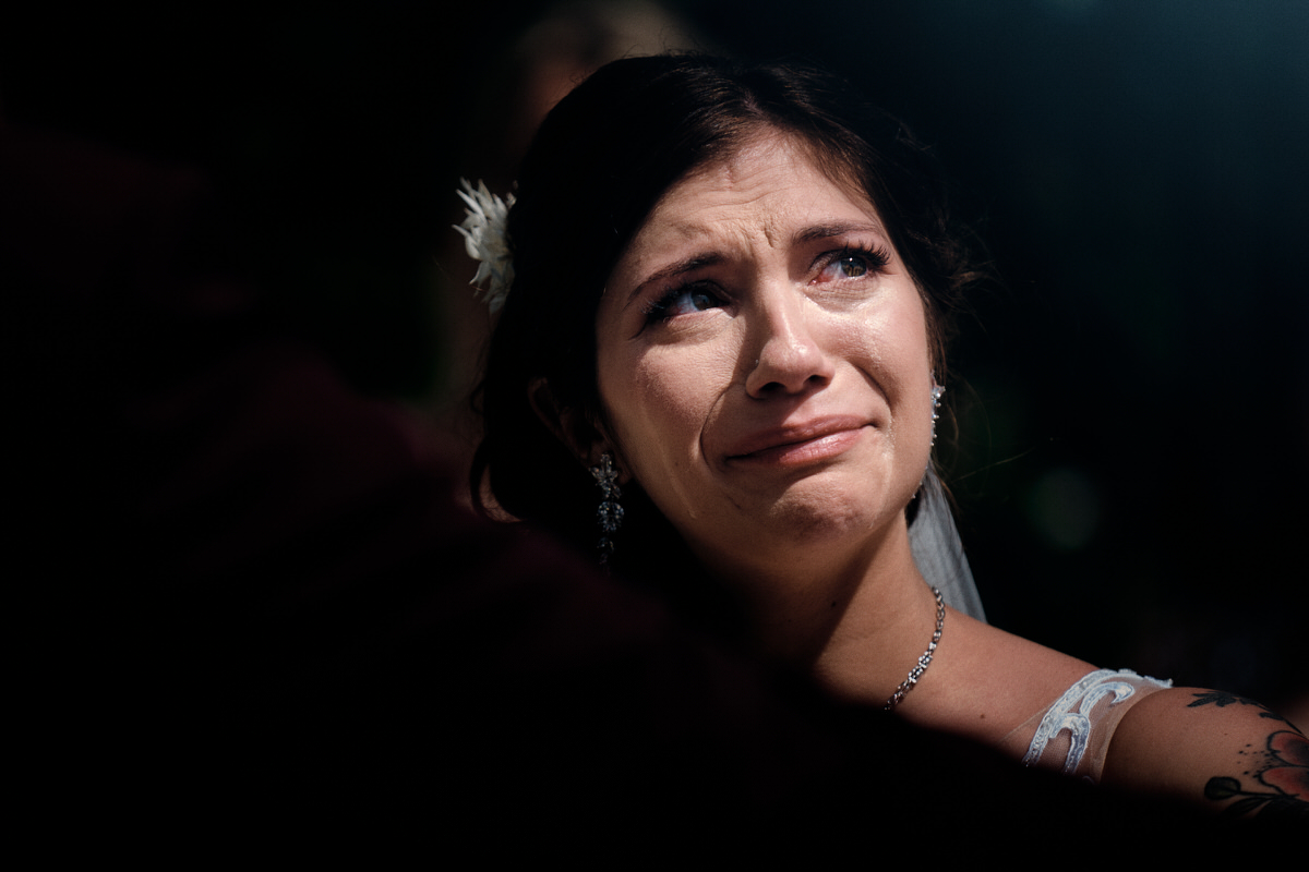 Mariée pleurant pendant une cérémonie laïque de mariage