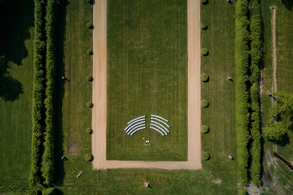 Pont-chevron, vue aérienne de la pelouse avec les chaises de cérémonie laïque