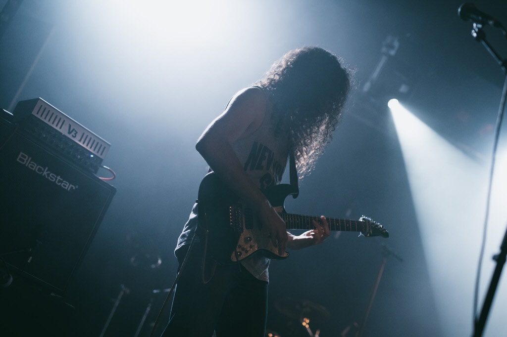 Photo d'un guitariste en concert à Bordeaux