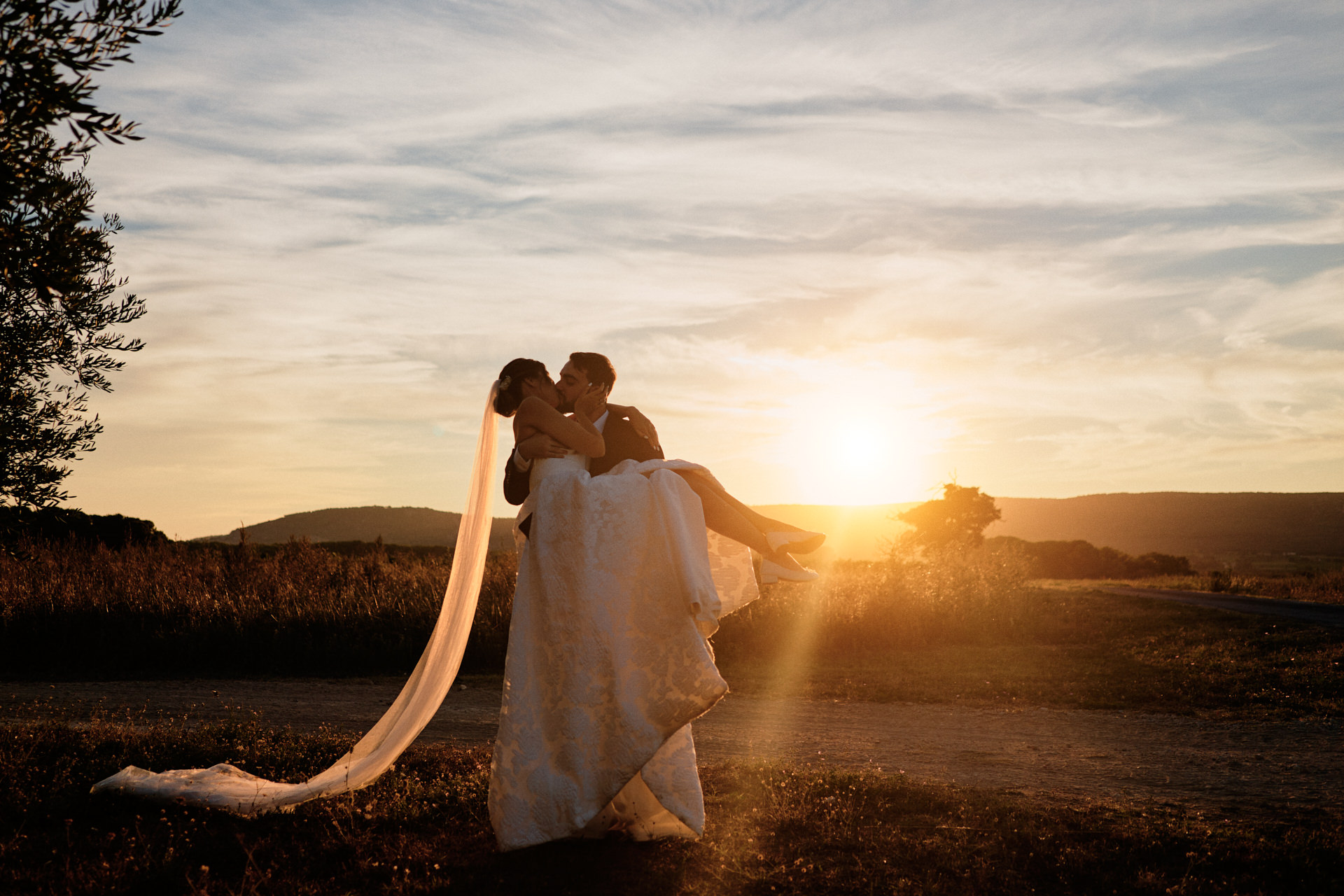 Couple pendant un mariage au coucher de soleil