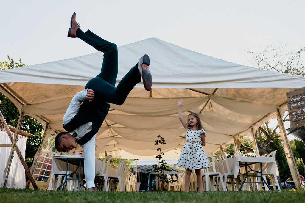 Marié faisant une démonstration de capoeira à sa nièce pendant le mariage