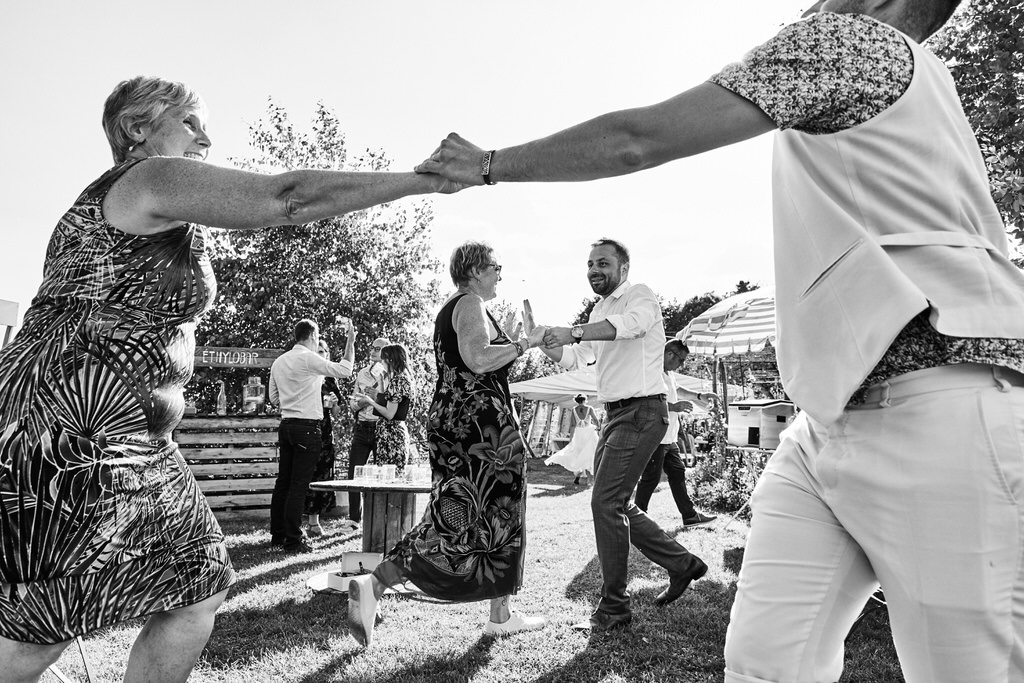 Danse pendant un mariage en extérieur