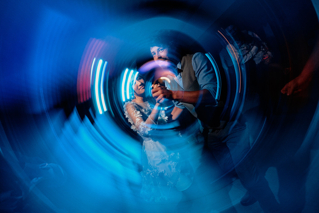 Photo de dancefloor de mariage, avec un effet de mouvement réalisé à l'aide de flashs
